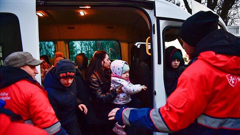Flüchtlinge aus der Ukraine kommen in einer von dem Malteserorden betriebenen Flüchtlingsunterkunft im ungarischen Beregsurány an.