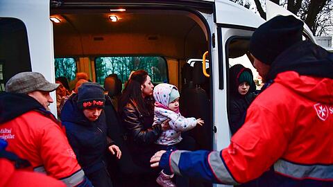Flüchtlinge aus der Ukraine kommen in einer von dem Malteserorden betriebenen Flüchtlingsunterkunft im ungarischen Beregsurány an.