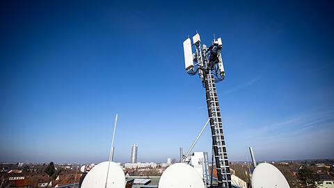 Hier wird ein Telekom-Funkmast verbessert - anderswo haben die Netzbetreiber solche Arbeiten noch vor sich. (Archivbild)