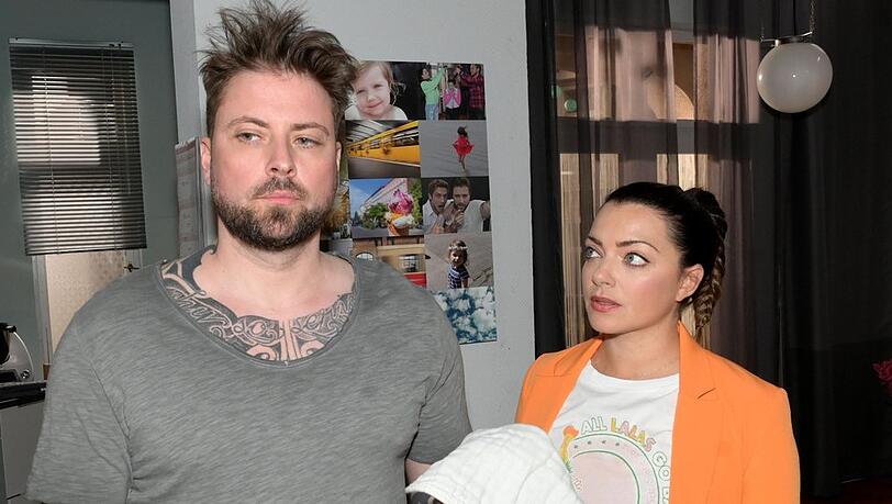 "GZSZ": Emily merkt, dass die Sache mit Clara an John nagt.