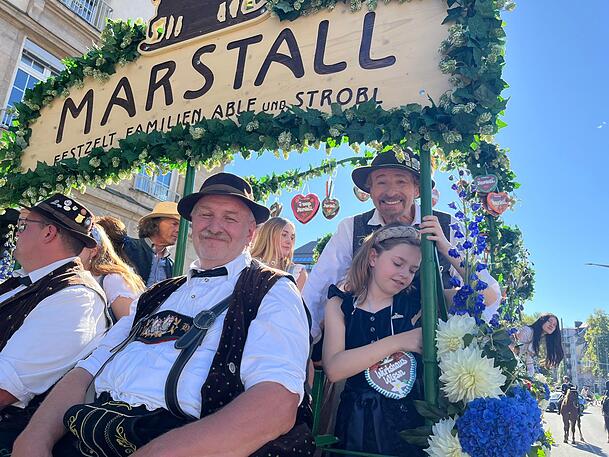 Bei Sonnenschein: Auf dem Marstall-Wagen strahlte Thomas Gottschalk über beide Ohren. Bei Sonnenschein: Auf dem Marstall-Wagen strahlte Thomas Gottschalk über beide Ohren.