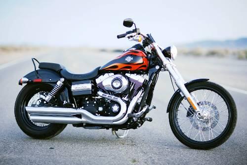 Das klassische Flammen-Design auf dem Tank kennzeichnet das Geburtstagsmodell Dyna Wide Glide von Harley-Davidson.