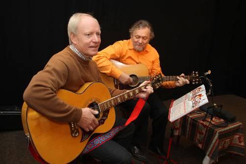 Johnny Hechtel (rechts) und Herbert Gambel verewigt die schönsten Lieder, Songs und Balladen im &bdquo;allerschennsdn Dialeggd&ldquo;