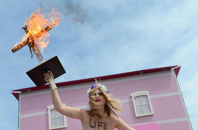 Die Femen-Aktion beim "Barbie-Dreamhouse" in Berlin. Die Bilder