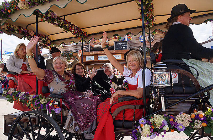 Claudia Roth (l.) beim Wirte-Einzug.
