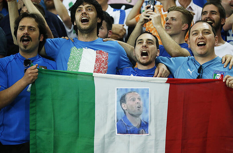Mit südländischem Pathos singen diese Tifosi die italienische Nationalhymne.