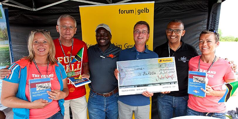 Mit 9.000 Euro unterstützt die Deutsche Post DHL den Münchener Verein Jambo Bukoba e.V. Über die Spende freuten sich (v. l.) Birgit Opitz, forum gelb-Managerin Deutsche Post, adidas-Vertreter Hans Ruprecht, Jambo-Bukoba-Projektleiter Gonzaga Stephen Kananura, Niclas Krauss, Präsident des Geschäftsbereichs Vertrieb Brief Süd der Deutschen Post, Jambo-Bukoba-Vorstand Clemens Mulokozi und Wiebke Fuhrmann, forum gelb-Managerin der Deutschen Post und Organisations-Leitung der Veranstaltung.