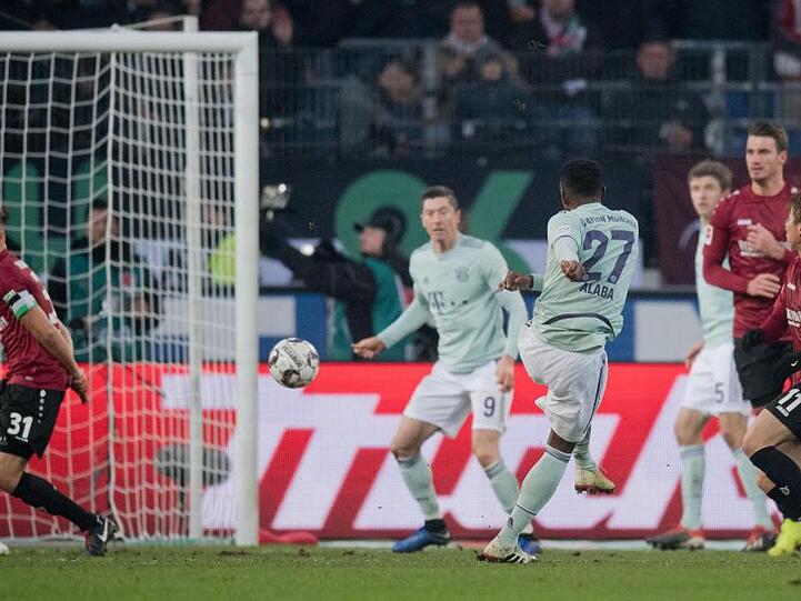Bayern Münchens David Alaba trifft sehenswert zum 2:0.