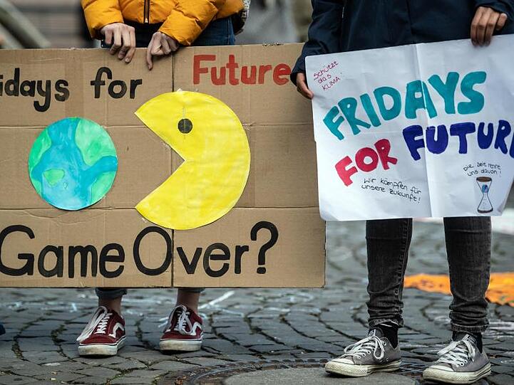 Schüler demonstrieren bei Fridays for Future mit einem Schild: "Game over?". Foto: Federico Gambarini/Archivbild