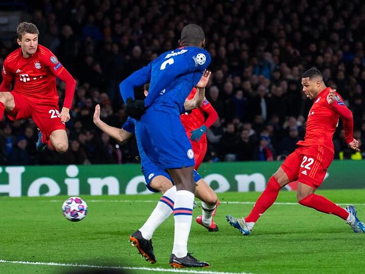 Serge Gnabry (r) erzielt für die Münchner das Tor zum 1:0 gegen den FC Chelsea.