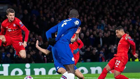 Serge Gnabry (r) erzielt für die Münchner das Tor zum 1:0 gegen den FC Chelsea.