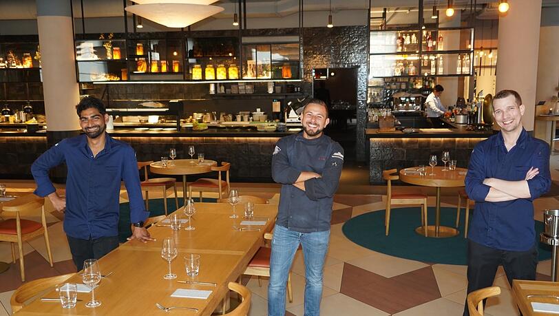 Die Männer hinter dem Menü: Küchenchef Christian Wurmsam (Mitte) mit seinen Sous-Chefs Subodh Panta (links) und Daniel Bischof.