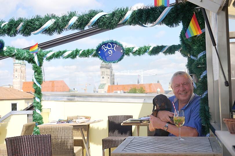 Dietmar Holzapfel (64) heute, mit dem blaublütigen Dackel Tino.