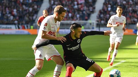 Frankfurts Filip Kostic (r) schirmt den Ball vor Kölns Benno Schmitz ab.
