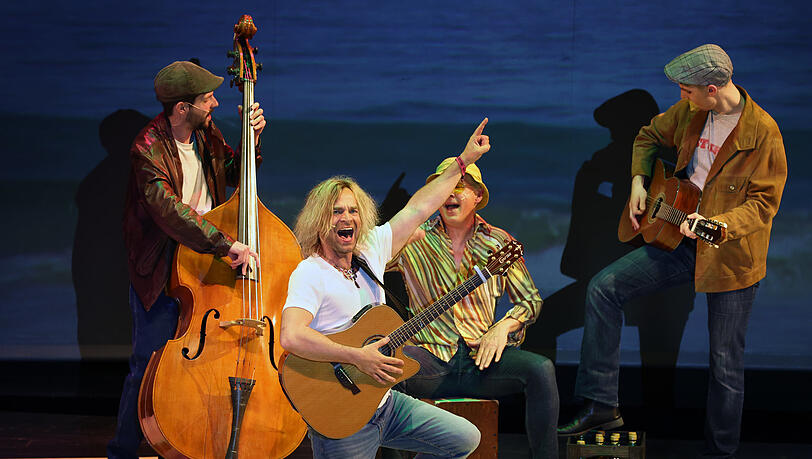 Tim Wilhelm als Ricky Steiner (M.) in "Ein bisschen Frieden". Tim Wilhelm als Ricky Steiner (M.) in "Ein bisschen Frieden".