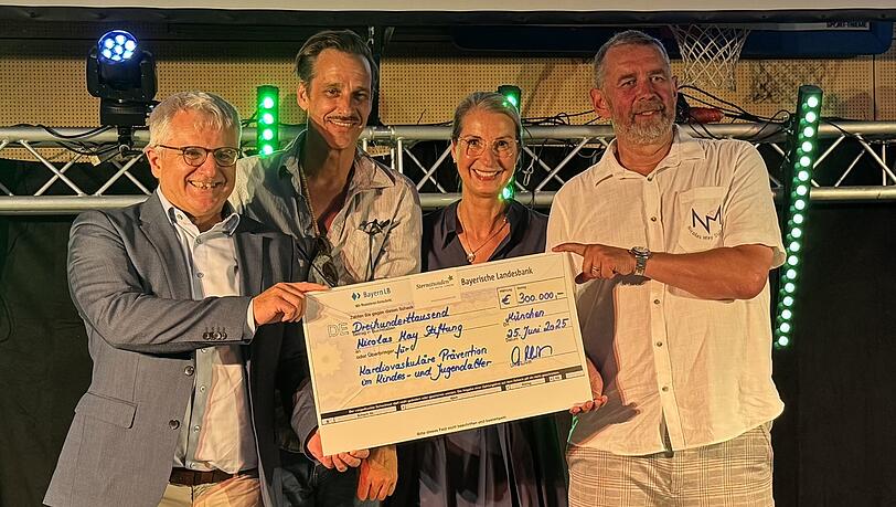 Dr. Nikolaus Haas, Max von Thun, Marianne Lüddeckens und Manfred May bei der XXL-Spendenübergabe. Dr. Nikolaus Haas, Max von Thun, Marianne Lüddeckens und Manfred May bei der XXL-Spendenübergabe.