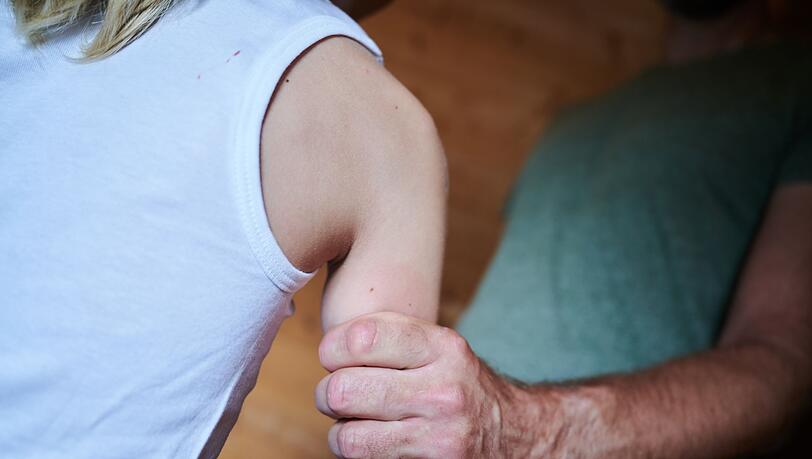 Die Jugendämter stellten 2024 bei rund 72.800 Kindern oder Jugendlichen eine Gefährdung fest. (Symbolbild) Die Jugendämter stellten 2024 bei rund 72.800 Kindern oder Jugendlichen eine Gefährdung fest. (Symbolbild)