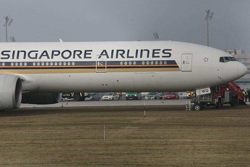 Die Boeing 777 der Singapore Airlines: Bei der Landung am Münchner Flughafen am Donnerstag begann das Flugzeug aus bisher unbekannten Gründen zu Rauchen. Es raste über die Landebahn, blieb in einem Rasenstück stecken und stoppte schließlich.