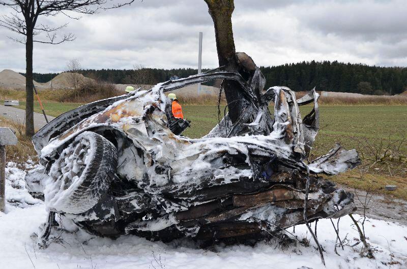 Horror-Unfall am Tag von Heiligabend: Ein Auto ist auf der B12 gegen einen Baum geschleudert. Der Insasse verbrannte im Wrack.