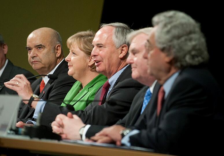 Auftritt in München: Handwerkschef Otto Kentzler, Kanzlerin Merkel, BDI-Chef Keitel, Hans Heinrich Driftmann, Präsident des Deutschen Industrie- und Handelskammertags (DIHK) und Arbeitgeberchef Dieter Hundt (von links).