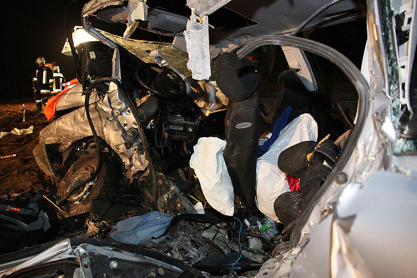 Horror-Crash vor Tacherting bei Traunstein: Ein Golffahrer übersieht ein Stoppschild und rauscht über eine Kreuzung. Die 41-jährige Fahrerin eines Ford Galaxy kann nicht mehr bremsen und knallt in das Auto. Die Insassen des VW Golf sterben noch am Unfallort. Die Bilder.