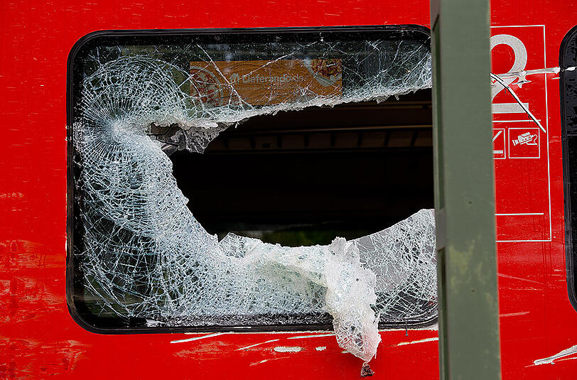 Der Unimog ist zerstört - die S-Bahn steht aufgeschlitzt auf der Strecke. Der Kleinlaster kollidierte mit der S-Bahn an einem unbeschrankten Bahnübergang.
