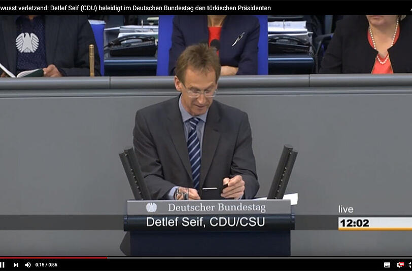 Detlef Seif verlas das "Schmähgedicht" von Jan Böhmermann im deutschen Bundestag.