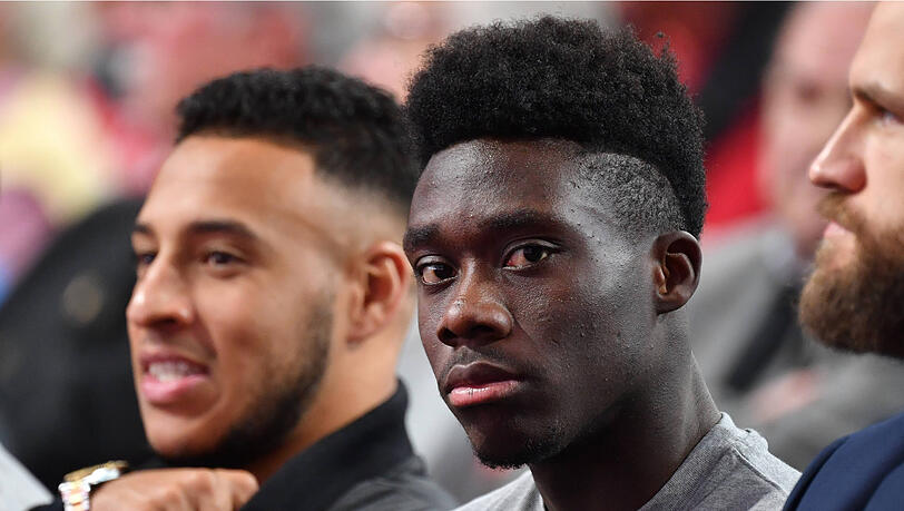 Corentin Tolisso (l.) und Alphonso Davies bei der Jahreshauptversammlung des FC Bayern.