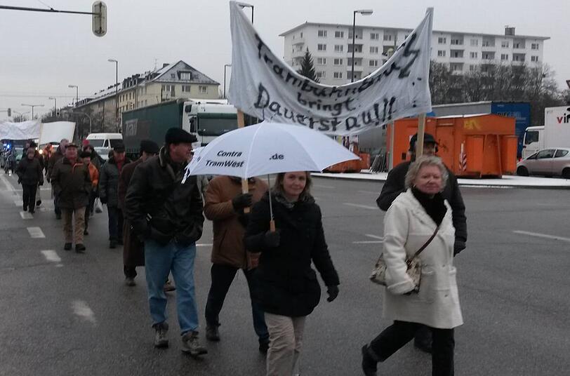"Trambahn bringt den Dauerstau" stand zum Beispiel auf den mitgeführten Transparenten.