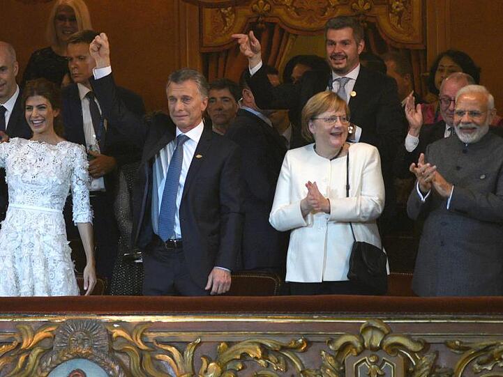 Argentiniens First Lady Juliana Awada (l-r), Argentiniens Präsident Mauricio Macri, Bundeskanzlerin Angela Merkel und Indiens Premierministerin Narendra Modi applaudieren im im Colon Theater in Buenos Aires.