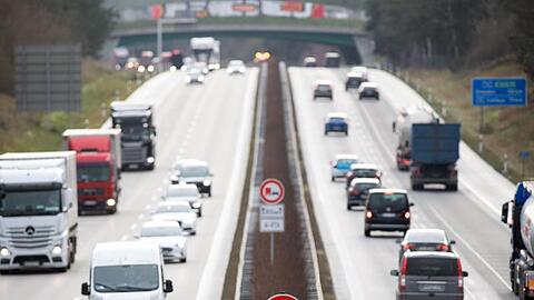 Verkehrszeichen zur Geschwindigkeitsbegrenzung an der Autobahn A13 in Brandenburg.