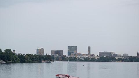 Ein Alsterdampfer fährt im trüben Augustwetter auf der Außenalster in Hamburg.