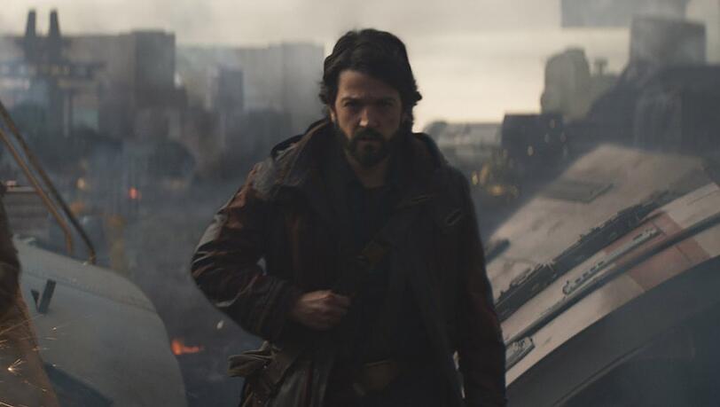 In "Andor" dreht sich alles um Cassian Andor, gespielt von Diego Luna. In "Andor" dreht sich alles um Cassian Andor, gespielt von Diego Luna.