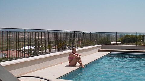 Liliane Amuat - nicht an der Südsee, die dem Film den Namen gab, sondern an einem Pool in Israel.