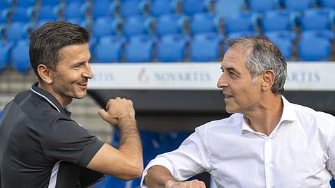 Zürichs U-21-Trainer Marinko Jurendic (l) und Basels Cheftrainer Marcel Koller vor dem Spiel.