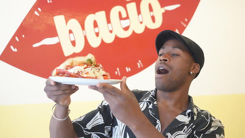 Jerome ist von der Modebranche in die Gastronomie gewechselt. Wie man sich in Szene setzt, weiß er genau.