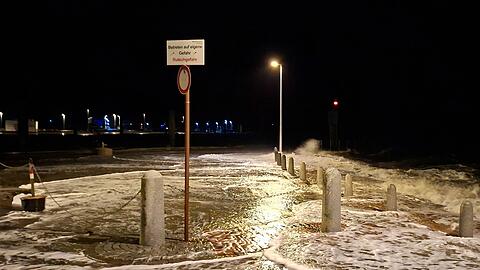 Wellen überspülten die Uferpromenade in Wilhelmshaven.