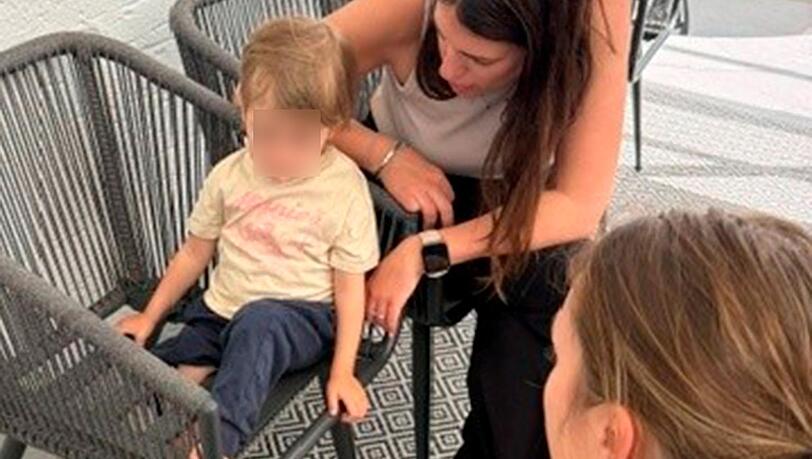 Die Feuerwehr München befreit eine 2-jährige, die beim Spielen mit dem Bein zwischen den Brettern einer Stuhl-Sitzfläche geraten war. Die Feuerwehr München befreit eine 2-jährige, die beim Spielen mit dem Bein zwischen den Brettern einer Stuhl-Sitzfläche geraten war.