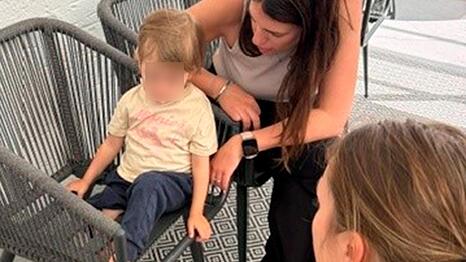 Die Feuerwehr M&uuml;nchen befreit eine 2-j&auml;hrige, die beim Spielen mit dem Bein zwischen den Brettern einer Stuhl-Sitzfl&auml;che geraten war.