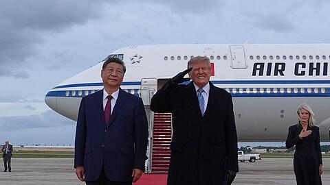 US-Pr&auml;sident Donald Trump verzog es das Gesicht, als Bomber des US-Milit&auml;rs &uuml;ber der Empfangszeremonie hinwegflogen.