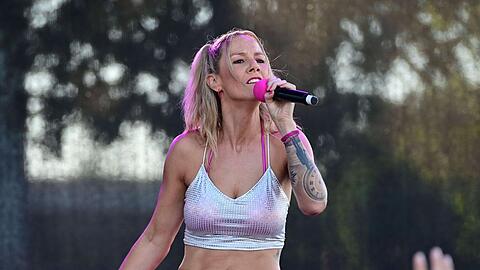 Milla Pink ist f&uuml;r Songs wie "Auf dem Besen an den Tresen" und "3 Promille auf dem Fu&szlig;ballplatz" bekannt.