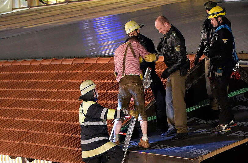 Die Feuerwehr musste den Mann vom Zeltdach holen.