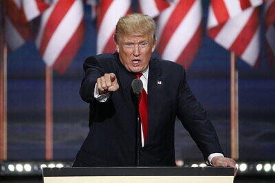 Bei einer Wahlkampfveranstaltung in Ashburn fing ein Baby während Trumps Rede an zu weinen. Der Redner ließ die Mutter samt Baby umgehend aus den Saal werfen. Eine Kurzschlussreaktion? Von wegen, nach der Rede fehlt von Reue jede Spur: "Sie hat scheinbar wirklich geglaubt, dass es mir nichts ausmacht, wenn ein Baby weint, während ich rede!"
