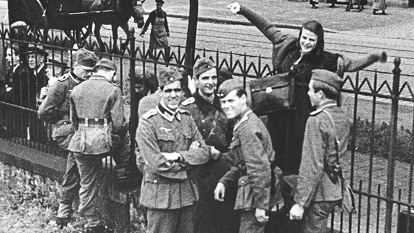Sophie Scholl am Zaun mit (von links) Hubert Furtwängler (kein Widerstandskämpfer), Hans Scholl, Raymund Samiller und Alexander Schmorell.