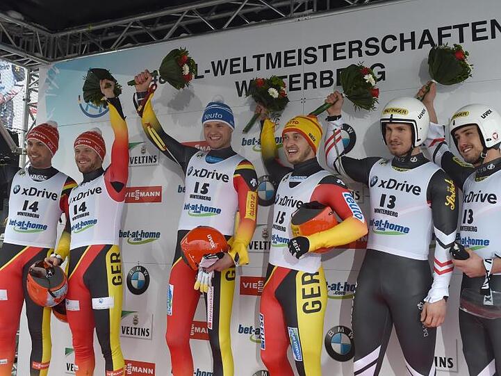 Die deutschen Rennrodler Toni Eggert und Sascha Benecken (M) siegten vor Tobias Wendl (l) und , Tobias Arlt und den Österreichern Lorenz Koller und Thomas Steu.