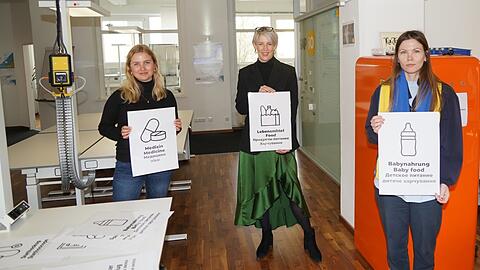 In Celine Hertels (l.) Büro bei SAP sammelt Anna Rai (r.) Hilfsgüter. Bürgermeisterin Katrin Habenschaden half bei der Standortsuche.