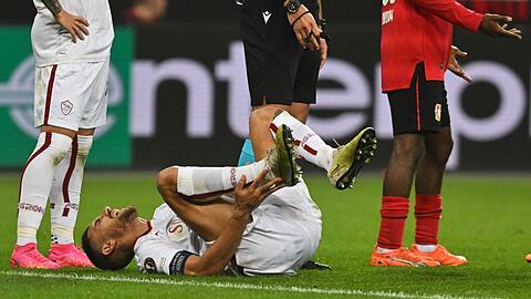 Eine von vielen Unterbrechungen: Roms Lorenzo Pellegrini liegt auf dem Boden.