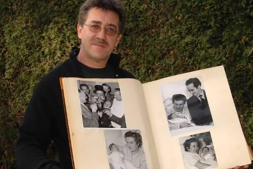 Thomas Seehaus zeigt ein Album mit Erinnerungsfotos