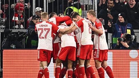 Die Münchner Mannschaft feiert das 1:0 Führungstor durch Bayerns Kimmich.