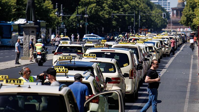 Allein in Berlin demonstrierten Hunderte Taxi-Fahrer für Mindestpreise für die Konkurrenz von Uber und Co.